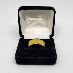 New stylish gloss gold wedding band ring